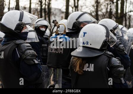 Warschau, 10. April 2021: Anti-Riot-Polizisten stehen während der 11. Jahrestag des Flugzeugabsturzes in Smolensk und des 81. Jahrestages auf der Wache Stockfoto