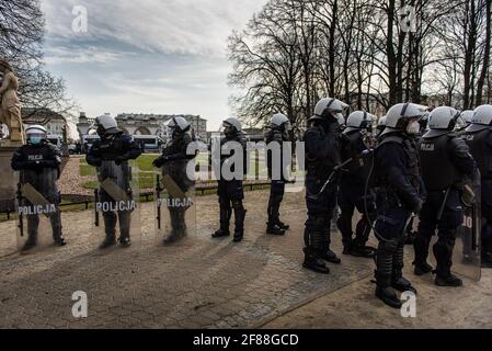 Warschau, 10. April 2021: Polizeibeamte intervenieren während des Protestes gegen die Regierung, während Polen an das Opfer des Flugzeugabsturzes von Smolensk erinnert Stockfoto