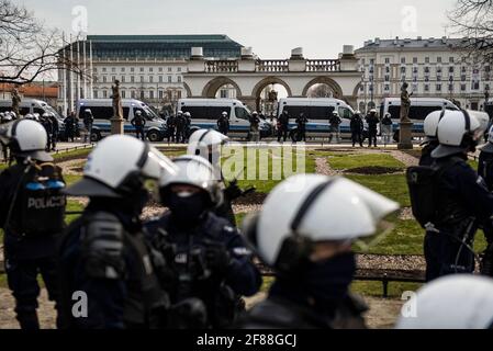 Warschau, 10. April 2021: Polizeibeamte intervenieren während des Protestes gegen die Regierung, während Polen an das Opfer des Flugzeugabsturzes von Smolensk erinnert Stockfoto