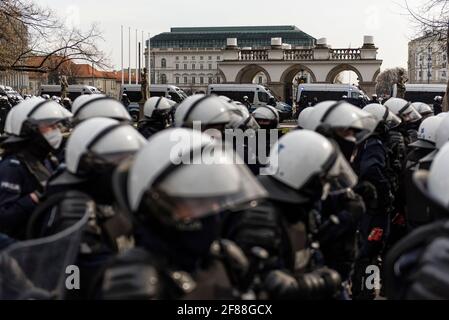Warschau, 10. April 2021: Polizeibeamte intervenieren während des Protestes gegen die Regierung, während Polen an das Opfer des Flugzeugabsturzes von Smolensk erinnert Stockfoto