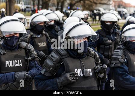 Warschau, 10. April 2021: Polizeibeamte intervenieren während des Protestes gegen die Regierung, während Polen an das Opfer des Flugzeugabsturzes von Smolensk erinnert Stockfoto