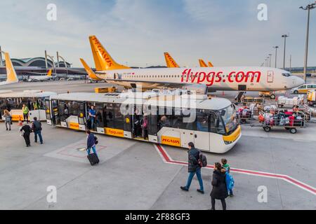 ISTANBUL, TÜRKEI - 30. APRIL 2017: Pegasus Airlines Flugzeug am Internationalen Flughafen Istanbul Sabiha Gokcen. Stockfoto