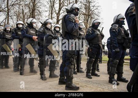 Warschau, 10. April 2021: Polizeibeamte intervenieren während des Protestes gegen die Regierung, während Polen an das Opfer des Flugzeugabsturzes von Smolensk erinnert Stockfoto