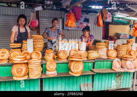 BISCHKEK, KIRGISISTAN - 24. MAI 2017: Verkäufer von lokalem Brot nan in Bischkek, der Hauptstadt Kirgisistans. Stockfoto