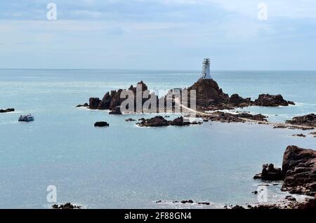 Jersey, La Corbiere Leuchtturm mit Damm - nur bei Ebbe erreichbar Stockfoto