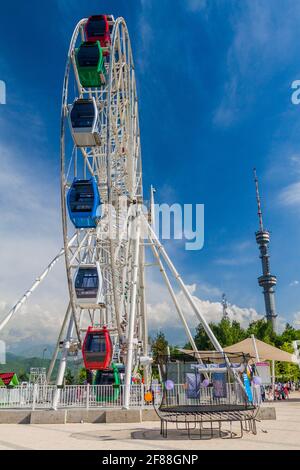 ALMATY, KASACHSTAN - 1. JUNI 2017: Riesenrad am Kok Tobe Berg in Almaty, Kasachstan. Stockfoto