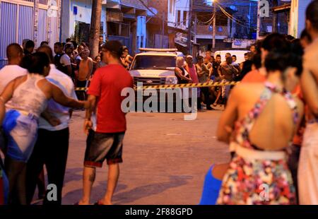 salvador, bahia / brasilien - 30. november 2016: Polizisten ermorden einen Mann im Viertel Fazenda Grande in Salvador. *** Ortsüberschrift *** Stockfoto