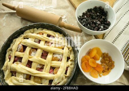 Mamas Kuchen. Der Teig wird in eine Backform gegeben. Der Kuchen ist bereit zum Backen. Kochen während der Quarantäne. Stockfoto