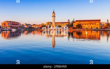 Zakynthos, Griechenland. Morgenansicht der Stadt Zakynthos mit der Kirche St. Dionysios. Stockfoto