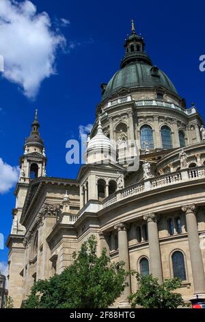 Kuppel und Turm der St.-Stephans-Basilika vor blauem Himmel in Budapest, Ungarn Stockfoto