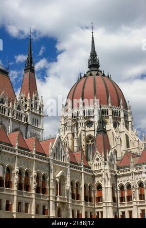 Kuppel und Türme des parlamentsgebäudes vor blauem Himmel in Budapest, Ungarn Stockfoto