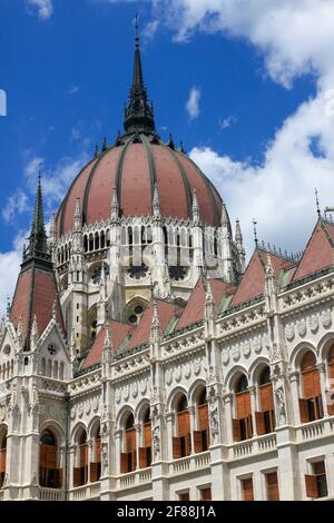 Kuppel und Türme des parlamentsgebäudes vor blauem Himmel in Budapest, Ungarn Stockfoto