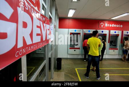 salvador, bahia / brasilien - 22. september 2016: Informatives Plakat zum Bankstreik ist in der Bradesco-Bankfiliale an der Avenida Sete de Setembro im Stadtzentrum zu sehen Stockfoto