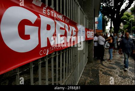 salvador, bahia / brasilien - 22. september 2016: Informatives Plakat zum Bankstreik ist in der Bradesco-Bankfiliale an der Avenida Sete de Setembro im Stadtzentrum zu sehen Stockfoto