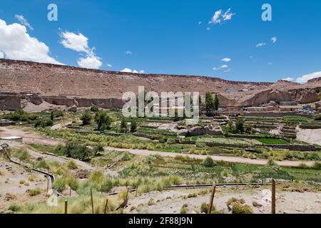 Blick auf Caspana, ein kleines Dorf in einer Oase in der Atacama Wüste im Norden Chiles. Stockfoto