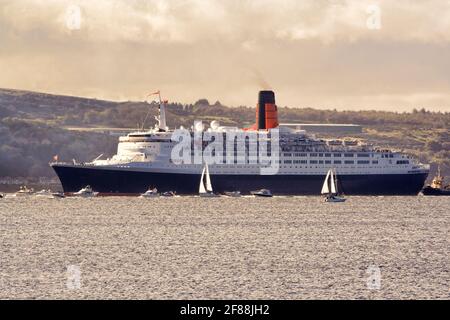 Queen Elizabeth 2 bei ihrem letzten Besuch am Fluss Clyde, Schottland, bevor sie als schwimmendes Hotel in Dubai pensioniert wurde. Stockfoto