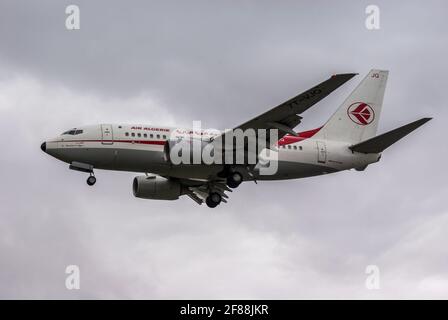 Air Algerie Boeing 737-600 Jet Airliner Flugzeug 7T-VJQ landet am London Heathrow Airport in Hounslow, London, Großbritannien. Algerische Fluggesellschaft Stockfoto