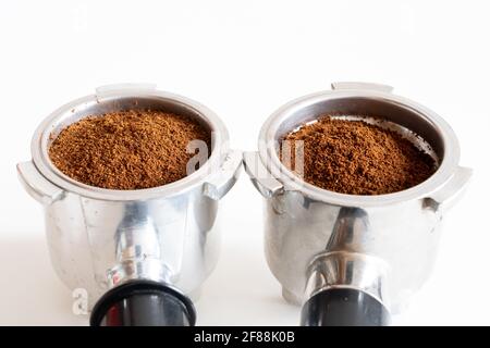 Portafilter mit gemahlenem Kaffee innen auf weißem Hintergrund im Studio. Isoliert. Stockfoto