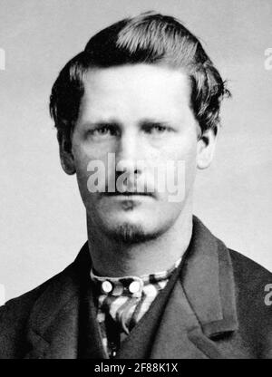 Vintage-Portraitfoto des amerikanischen Gesetzmannes Wyatt Earp (1848 – 1929) – Earp, der an dem berühmten Schießergefecht am O.K. teilgenommen hat Corral im Jahr 1881, ist um 1870 abgebildet. Stockfoto