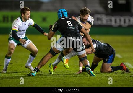 Der Londoner Iren James Stokes (zweiter rechts) wird vom Bath Rugby-Weltmeister Zach Mercer während des Challenge Cup, dem Viertelfinalspiel am Recreation Ground, Bath, angegangen. Bilddatum: Freitag, 9. April 2021. Stockfoto