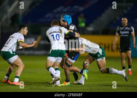 Zach Mercer von Bath Rugby wird vom Londoner Iren Paddy Jackson (zweiter links) während des Challenge Cup, dem Viertelfinalspiel am Erholungsgelände in Bath, angegangen. Bilddatum: Freitag, 9. April 2021. Stockfoto