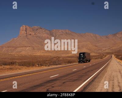 US 180 in der Nähe des Guadalupe-Nationalparks mit 8700 m großem El Capitan-Berg im Hintergrund. Ein gut gepflegter, aber desolater Highway in Texas Stockfoto