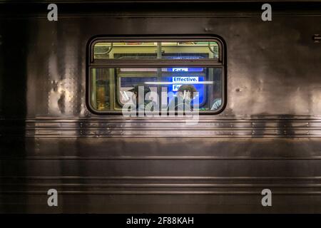 New York, USA. April 2021. Maskierte Fahrer in der U-Bahn in New York am Samstag, den 10. April 2021. (Foto von Richard B. Levine) Quelle: SIPA USA/Alamy Live News Stockfoto