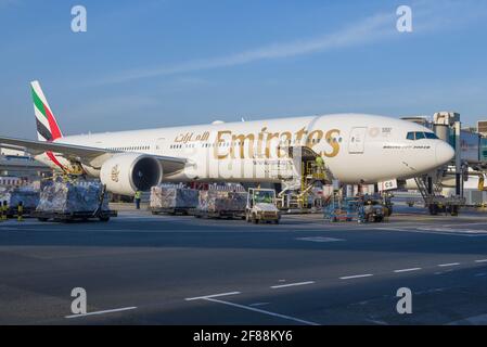 DUBAI, VAE - 02. FEBRUAR 2020: Boeing 777-300 (A6-ECS) von Emirates Airlines wird auf dem Dubai International Airport geladen Stockfoto