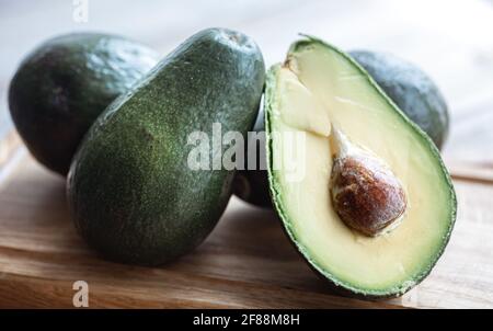 Nahaufnahme der Cutaway Avocado mit Knochen. Gesundes und gesundes Lebensmittelkonzept. Stockfoto