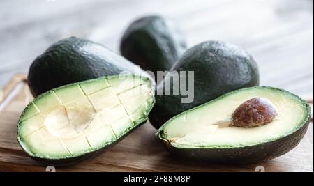 Nahaufnahme der Cutaway Avocado mit Knochen. Gesundes und gesundes Lebensmittelkonzept. Stockfoto