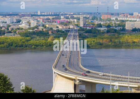 NISCHNI NOWGOROD, RUSSLAND - 29. AUGUST 2020: An einem sonnigen Augusttag über der Metro-Brücke Stockfoto