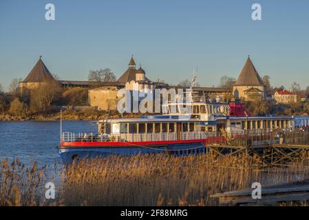 An einem sonnigen Dezembermorgen wurde ein altes Lustschiff vor dem Hintergrund der alten Festung Old Ladoga angedockt. Leningrad, Russland Stockfoto