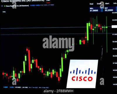 Ukraine. April 2021. In dieser Abbildung wird ein Logo von Cisco Systems Inc. Auf einem Smartphone mit den Börseninformationen von Cisco Systems Inc. Im Hintergrund angezeigt. (Foto von Igor Golovniov/SOPA Images/Sipa USA) Quelle: SIPA USA/Alamy Live News Stockfoto