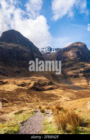 Eine sonnige HDR-Aufnahme im Frühjahr 3 von zwei der drei Schwestern in Glen Coe, Schottland. 05. April 2009 Stockfoto