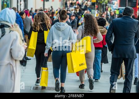 London, Großbritannien. April 2021. Einkäufer in der Oxford Street in Kraft – die Geschäfte beginnen zu eröffnen, sobald die nächste Stufe der Lockerung der Beschränkungen durch das Coronavirus in Kraft tritt und es nicht notwendigen Geschäften ermöglicht, wieder zu öffnen. Kredit: Guy Bell/Alamy Live Nachrichten Stockfoto