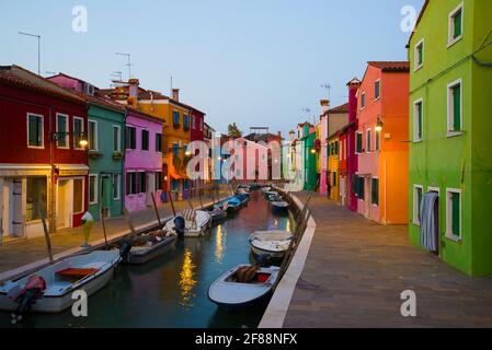 VENEDIG, ITALIEN - 27. SEPTEMBER 2017: Dämmerung auf dem Kanal der bunten Insel Burano Stockfoto