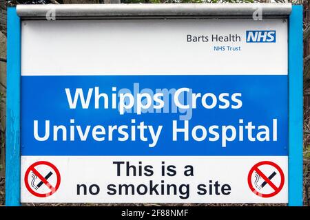 London, Großbritannien - 7. April 2021: Ein Schild an einem der Eingänge zum Whipps Cross University Hospital in London, Großbritannien. Stockfoto