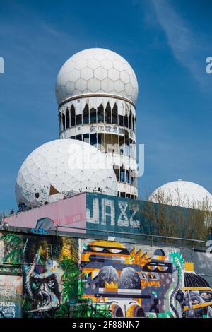 Ehemalige NSA-Hörstation im Kalten Krieg auf dem Teufelsberg In Berlin Stockfoto