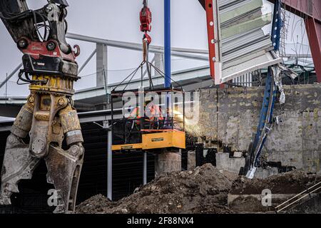 Karlsruhe, Deutschland. April 2021. Heute, Montag, fiel die letzte Stütze und der letzte Teil der alten Haupttribüne des Wildpark-Stadions Karlsruhe. Arbeiter schweißen auf der letzten Stütze. GES/Fußball/Bauarbeiten Wildpark-Stadion Karlsruhe, 12. April 2021 Fußball/Fußball: 2. Deutsche Liga: KSC Wildpark-Stadion im Bau, 12. April 2021 weltweite Nutzung Kredit: dpa/Alamy Live News Stockfoto