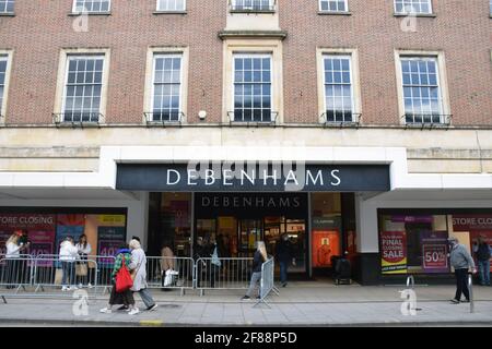 Da England die Sperrung Nr. 3 des Coronavirus nicht mehr einstellt, werden am 12. April 2021 nicht unbedingt erforderliche Geschäfte wieder eröffnet. Debenhams eröffnet für den Abschluss des Verkaufs, Norwich U Stockfoto