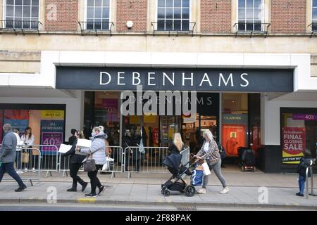 Da England die Sperrung Nr. 3 des Coronavirus nicht mehr einstellt, werden am 12. April 2021 nicht unbedingt erforderliche Geschäfte wieder eröffnet. Debenhams eröffnet für den Abschluss des Verkaufs, Norwich U Stockfoto
