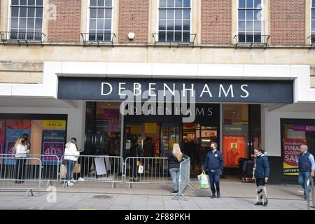 Da England die Sperrung Nr. 3 des Coronavirus nicht mehr einstellt, werden am 12. April 2021 nicht unbedingt erforderliche Geschäfte wieder eröffnet. Debenhams eröffnet für den Abschluss des Verkaufs, Norwich U Stockfoto