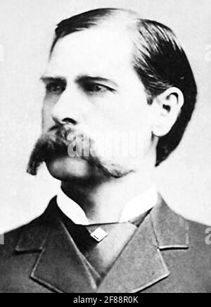 Vintage-Portraitfoto des amerikanischen Gesetzmannes Wyatt Earp (1848 – 1929) – Earp, der an dem berühmten Schießergefecht am O.K. teilgenommen hat Corral im Jahr 1881, ist um 1885 abgebildet. Stockfoto