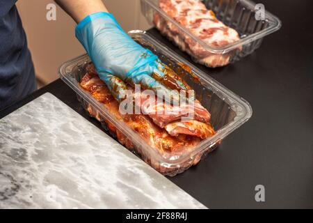 Nahaufnahme der Schweineribs mit bbq-Marinade. Lebensmittel- und Gesundheitskonzept. Stockfoto