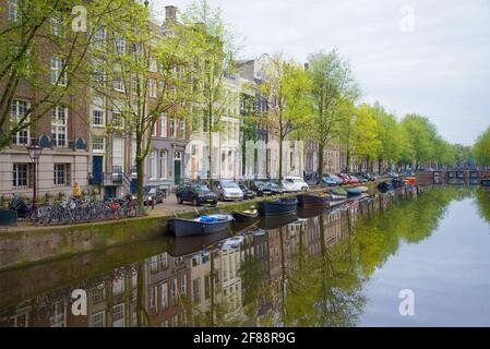 AMSTERDAM, NIEDERLANDE - 30. SEPTEMBER 2017: Wolkiger Septembermorgen auf dem Stadtkanal Stockfoto