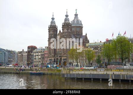 AMSTERDAM, NIEDERLANDE - 30. SEPTEMBER 2017: Kirche St. Nikolaus an einem bewölkten Septembertag Stockfoto