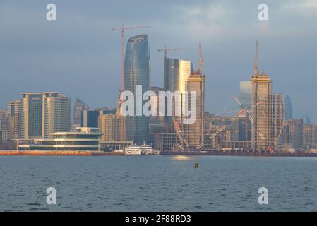 BAKU, ASERBAIDSCHAN - 29. DEZEMBER 2017: Bau moderner Hochhäuser am Ufer der Bucht von Baku Stockfoto