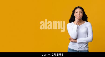 Porträt Einer Nachdenklichen Afroamerikanischen Lady, Die Über Ein Interessantes Angebot Nachdenkt Stockfoto