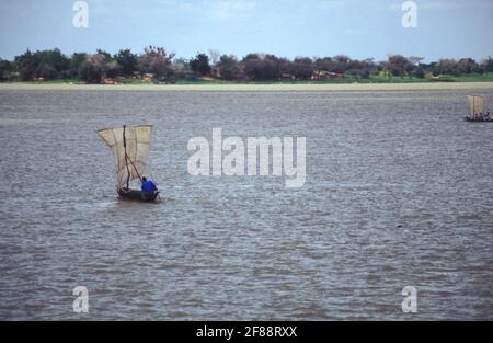 Kleines Boot im Fluss Niger, Ségou, Mali Stockfoto
