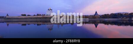 PSKOW, RUSSLAND - 13. OKTOBER 2018: Panorama des Pskow-Kremls in der Oktoberdämmerung Stockfoto